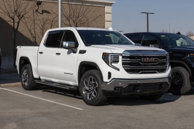 Carmel - 12 Mart 2025: GMC Sierra 1500 SLT pikap görüntüsü bir galeride. GMC 5.3L Ecotec3 V8 motorlu Sierra 1500 vermektedir. MY:2025