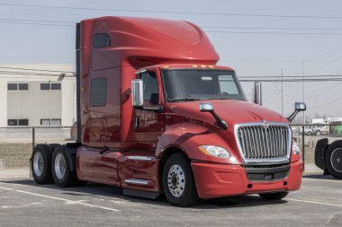 Indianapolis - 12 Mart 2025: Navistar Uluslararası Traktör Kamyonu bir galeride sergileniyor. Navistar International, Traton 'un yan kuruluşu..