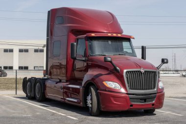 Indianapolis - 12 Mart 2025: Navistar Uluslararası Traktör Kamyonu bir galeride sergileniyor. Navistar International, Traton 'un yan kuruluşu..