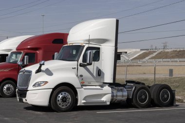 Indianapolis - 12 Mart 2025: Navistar Uluslararası Traktör Kamyonu bir galeride sergileniyor. Navistar International, Traton 'un yan kuruluşu..