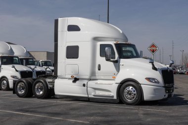 Indianapolis - 12 Mart 2025: Navistar Uluslararası Traktör Kamyonu bir galeride sergileniyor. Navistar International, Traton 'un yan kuruluşu..