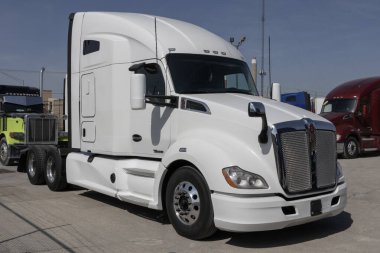 Indianapolis - 12 Mart 2025 Kenworth yarı traktör römorku Big Rig Truck bir galeride sergileniyor. Kenworth 'un sahibi PACCAR.
