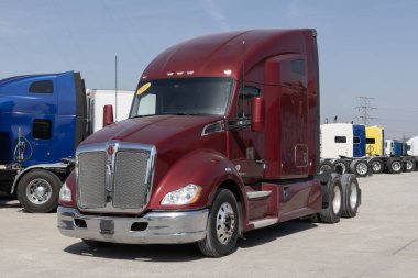 Indianapolis - 12 Mart 2025 Kenworth yarı traktör römorku Big Rig Trucks bir galeride sergileniyor. Kenworth 'un sahibi PACCAR.
