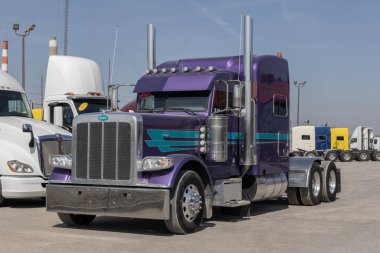 Indianapolis - 12 Mart 2025 Peterbilt yarı traktör kamyonu satılığa çıktı. Peterbilt 'in sahibi PACCAR Trucks.