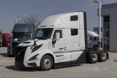 Indianapolis - 12 Mart 2025: Volvo Trucks VNL660 bir galeride sergilenmektedir. Volvo 500HP-1950lb-ft tork D13 motorlu VNL 660 'ı sunar. MY:2026