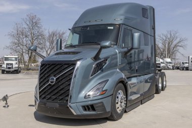 Indianapolis - 12 Mart 2025: Volvo Trucks VNL860 bir galeride sergilenmektedir. Volvo, 500HP -1950lb-ft tork D13 motorlu VNL 860 'ı sunar. MY:2025