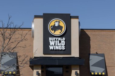 Anderson - 18 Mart 2025 Buffalo Vahşi Kanatlar Restoranı. Buffalo Wild Wings tavuk kanadı ve soslarda uzmandır..