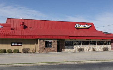 Anderson - 18 Mart 2025 Pizza Hut restoranda akşam yemeği. Pizza Hut pizza, tavuk kanadı ve tatlı sunar..