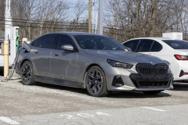 Indianapolis - 21 Mart 2025: BMW i5 eDrive40 'ı bir bayilikte kullandı. Fiyat endişeleriyle, BMW talebi karşılamak için kontörlü araba alıp satıyor. MY:2024