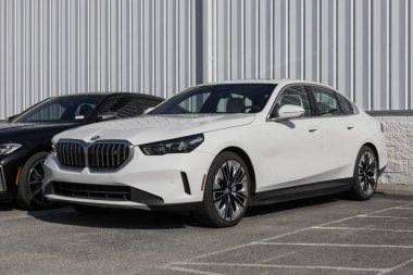 Indianapolis - 21 Mart 2025: BMW i5 xDrive40 AWD sergisi bir galeride. BMW i5 'e 278 mil uzunluğunda bir golf sahası sunuyor. MY:2025