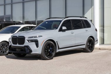Indianapolis - 21 Mart 2025: BMW X7 xDrive40i bir bayilikte kullanıldı. Fiyat endişeleriyle, BMW talebi karşılamak için kontörlü araba alıp satıyor..