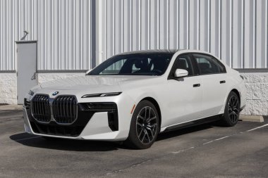 Indianapolis - 21 Mart 2025: BMW 760i sergisi bir galeride kullanıldı. Maliyet endişeleriyle, BMW talebi karşılamak için kontörlü araba alıp satıyor. MY:2024
