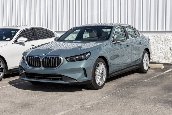 Индиана - 21 марта 2025 года: BMW 530i xDrive AWD в дилерском центре. BMW предлагает 530i с 2,0L TwinPower Turbo 4-цилиндровым двигателем. MY:2025