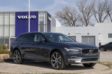 Indianapolis - 21 Mart 2025: Volvo V90 Kros Ülke B6 Ultra ekran. Volvo, V90 'a 2,0L Turboşarjlı hafif hibrit motor sunuyor. MY:2025