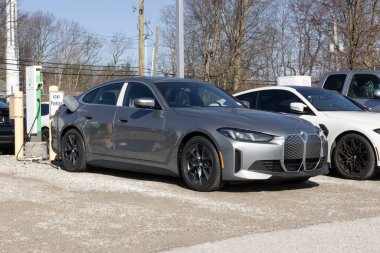 Indianapolis - 26 Mart 2025: BMW i4 xDrive40 Gran Coupe EV ekran. BMW i4 'ü 307 mil uzunluğunda tam şarjlı bir golf sahasında sunuyor. MY:2025