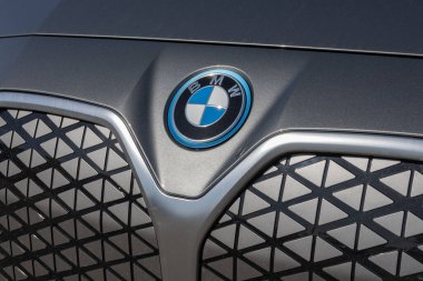 Indianapolis - 26 Mart 2025: BMW i4 xDrive40 Gran Coupe EV ekran. BMW i4 'ü 307 mil uzunluğunda tam şarjlı bir golf sahasında sunuyor. MY:2025