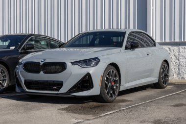 Indianapolis - 26 Mart 2025: BMW 2 Serisi M240i AWD 2D Coupe sergisi. BMW M240i 'ye 382HP 3.0L TwinPower Turbo 6 silindirli motor sunar. MY:2025