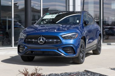 Indianapolis - 26 Mart 2025 Mercedes-Benz GLA 250 4MATIC SUV bir galeride. Mercedes 2.0 L Turbo Mild Hibrit motorlu GLA250 'yi sunuyor. MY:2025