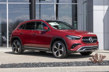 Indianapolis - 26 Mart 2025 Mercedes-Benz GLA 250 4MATIC SUV bir galeride. Mercedes 2.0 L Turbo Mild Hibrit motorlu GLA250 'yi sunuyor. MY:2025