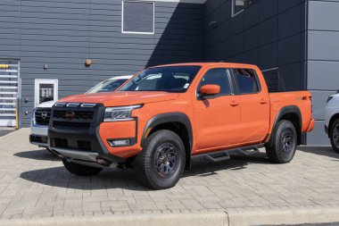 Indianapolis - 26 Mart 2025 Nissan Frontier Pro-4X Ekip Taksi 4X4 bir galeriden alınıyor. Nissan 310HP 3.8L V6 motoruyla Sınır 'ı sunuyor. MY:2025