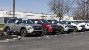 Indianapolis - 26 Mart 2025 Nissan Rogue bir galeride sergileniyor. Nissan, Rogue 'a S, SV, SL ve Platinum modeller sunar. MY:2025