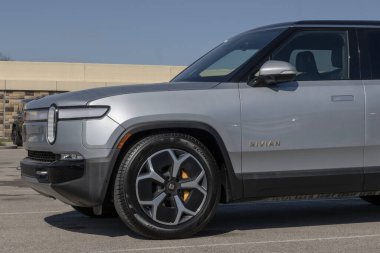 Indianapolis - 26 Mart 2025: Rivian R1S Macerası elektrikli SUV sergisi. Rivian, R1S 'ye 321 mil uzunluğunda tam şarjlı bir atış alanı teklif ediyor. MY:2024
