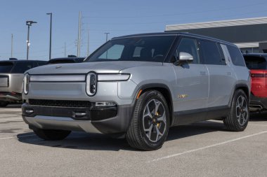 Indianapolis - 26 Mart 2025: Rivian R1S Macerası elektrikli SUV sergisi. Rivian, R1S 'ye 321 mil uzunluğunda tam şarjlı bir atış alanı teklif ediyor. MY:2024