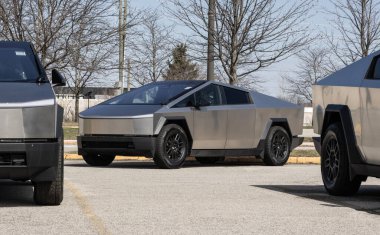 Indianapolis - 26 Mart 2025 Tesla Cybertruck bir galeride sergileniyor. Tesla, Cybertruck 'a 334 mil uzunluğunda bir atış alanı sunuyor. MY:2025