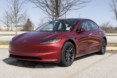 Indianapolis - 26 Mart 2025: Tesla Model 3 bir galeride sergileniyor. Tesla 363 mil uzunluğundaki atış menziline sahip Model 3 'ü sunuyor. MY:2025