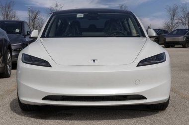 Indianapolis - 26 Mart 2025: Tesla Model 3 bir galeride sergileniyor. Tesla 363 mil uzunluğundaki atış menziline sahip Model 3 'ü sunuyor. MY:2025