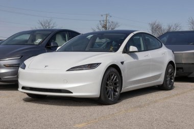 Indianapolis - 26 Mart 2025: Tesla Model 3 bir galeride sergileniyor. Tesla 363 mil uzunluğundaki atış menziline sahip Model 3 'ü sunuyor. MY:2025