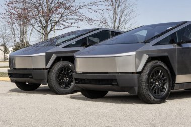 Indianapolis - 26 Mart 2025 Tesla Cybertruck bir galeride sergileniyor. Tesla, Cybertruck 'a 334 mil uzunluğunda bir atış alanı sunuyor. MY:2025