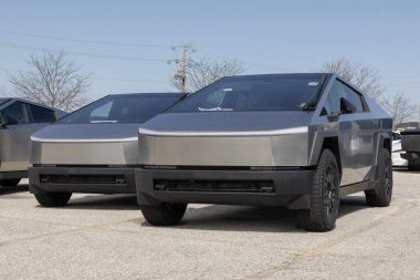 Indianapolis - 26 Mart 2025 Tesla Cybertruck bir galeride sergileniyor. Tesla, Cybertruck 'a 334 mil uzunluğunda bir atış alanı sunuyor. MY:2025