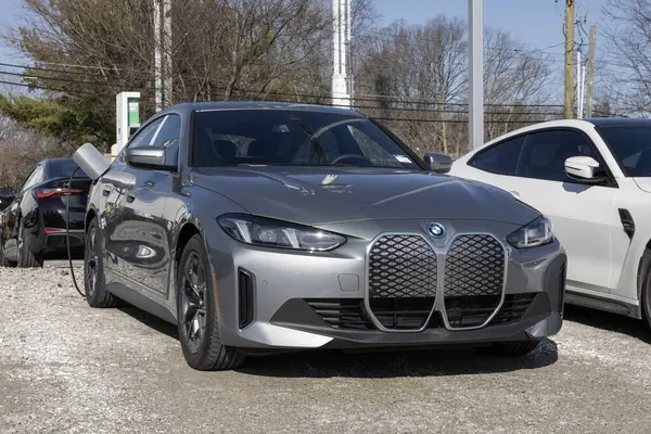 Indianapolis - 26 Mart 2025: BMW i4 xDrive40 Gran Coupe EV ekran. BMW i4 'ü 307 mil uzunluğunda tam şarjlı bir golf sahasında sunuyor. MY:2025
