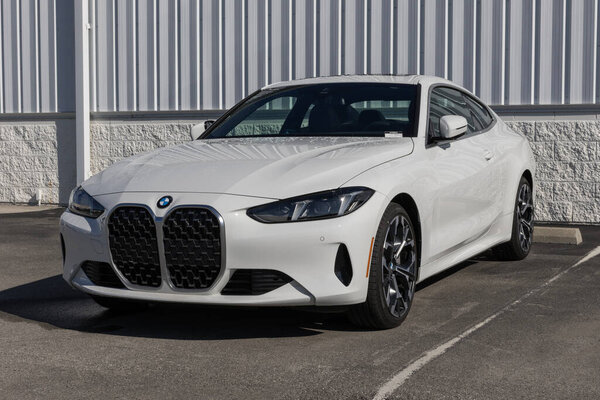 Индиана - 26 марта 2025 года: BMW 430i Coupe представят в дилерском центре. BMW предлагает 430i с 4-цилиндровым двигателем с турбонаддувом 255HP 2.0L. MY:2025