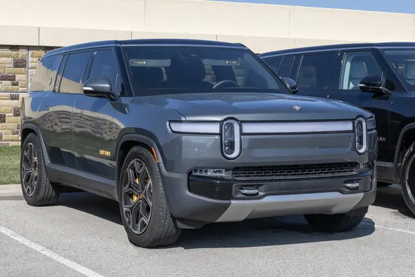 Indianapolis - 26 Mart 2025: Rivian R1S Fırlatma Sürüm tüm elektrikli cip görüntüsü. Rivian, R1S 'ye 316 mil uzunluğunda bir golf sahası teklif ediyor. Benim: 2022