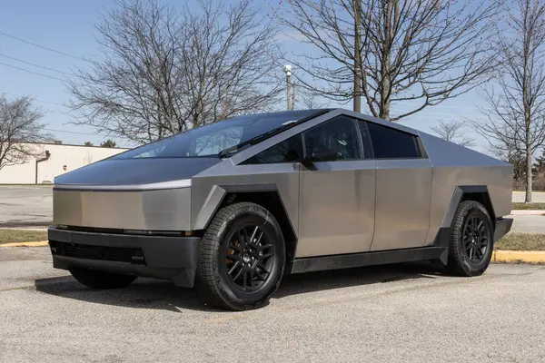 Indianapolis - 26 Mart 2025 Tesla Cybertruck bir galeride sergileniyor. Tesla, Cybertruck 'a 334 mil uzunluğunda bir atış alanı sunuyor. MY:2025