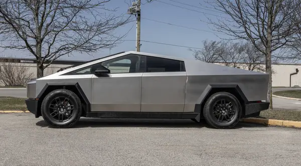 Indianapolis - 26 Mart 2025 Tesla Cybertruck bir galeride sergileniyor. Tesla, Cybertruck 'a 334 mil uzunluğunda bir atış alanı sunuyor. MY:2025