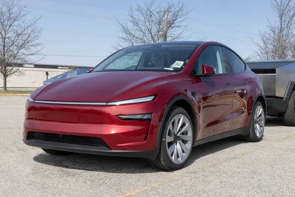 Indianapolis - 26 Mart 2025: Tesla Model Y bir galeride sergileniyor. Tesla, Model Y 'ye 320 mil uzunluğunda bir sürüş alanı sunuyor. MY:2026