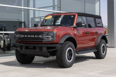 Kokomo - 13 Nisan 2025: Ford Bronco Badlands Off-Road 4X4 bir bayilikte. Ford, Bronco 'ya 2.7L EcoBoost V6 motor sunar. MY:2024