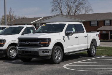Kokomo - 13 Nisan 2025: Ford F-150 4X4 Supercrew bir galeride sergileniyor. Ford 3.5L EcoBoost V6 motorlu F150 'yi sunar. MY:2025