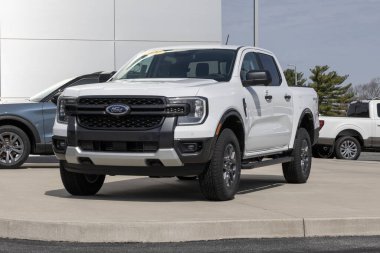 Kokomo - 13 Nisan 2025: Ford Ranger Supercrew 4X4 XLT bir galeride sergileniyor. Ford Ranger 'a 2.3L EcoBoost 4 silindirli motor sunar. MY:2024