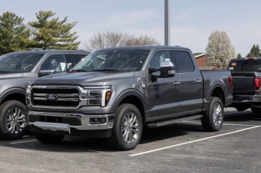 Kokomo - 13 Nisan 2025: Ford F-150 4X4 Supercrew bir galeride sergileniyor. Ford 3.5L EcoBoost V6 motorlu F150 'yi sunar. MY:2025