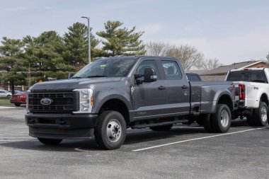 Kokomo - 13 Nisan 2025: Ford F-350 DRW 4X4 mürettebat taksisi bir galeride. Ford F350 'ye 6.7L' lik bir Power Stroke V8 Diesel motor sunuyor. MY:2025
