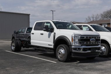 Kokomo - 13 Nisan 2025: Ford F-550 4X4 Chassis Crew Taksi bir galeride. Ford F550 'ye 6.7L Power Stroke V8 Diesel motor sunar. MY:2025