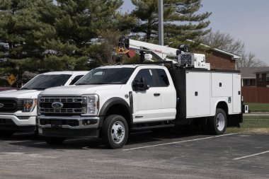 Kokomo - 13 Nisan 2025: Ford F-550 Chassis Ekibi 4X2 with Stellar 8621 Hidrolik Servis vinci ve Knapheide Alüminyum Elektrik Servisi.