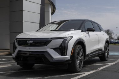 Kokomo - 13 Nisan 2025: Cadillac OpTIQ Sport 2 Electric SUV bir bayilikte. Cadillac optik EV 'yi 300 mil menzile kadar sunuyor. MY:2025
