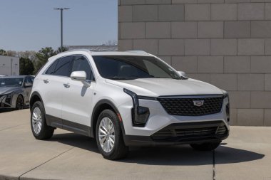 Balıkçılar - 12 Nisan 2025: Cadillac XT4 lüks bir galeride sergileniyor. Cadillac XT4 'e 2.0L Turboşarjlı 4 silindirli motor sunuyor. MY:2024
