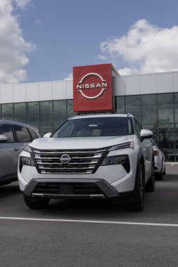 Lafayette - 11 Nisan 2025 Nissan Rogue SL AWD bir galeride sergileniyor. Nissan, Rogue 'a 201HP 1.5L Turboşarjlı 4 silindirli motor teklif ediyor. MY:2025