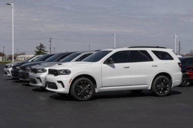 Kokomo - 13 Nisan 2025 Dodge Durango GT Blacktop AWD bir galeride sergileniyor. Dodge 3.6L Pentastar V6 motorlu Durango 'yu sunar. MY:2025